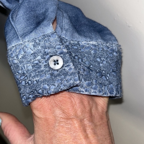 Chico’s Blue Lace Front Top Size 1 - Picture 3 of 8